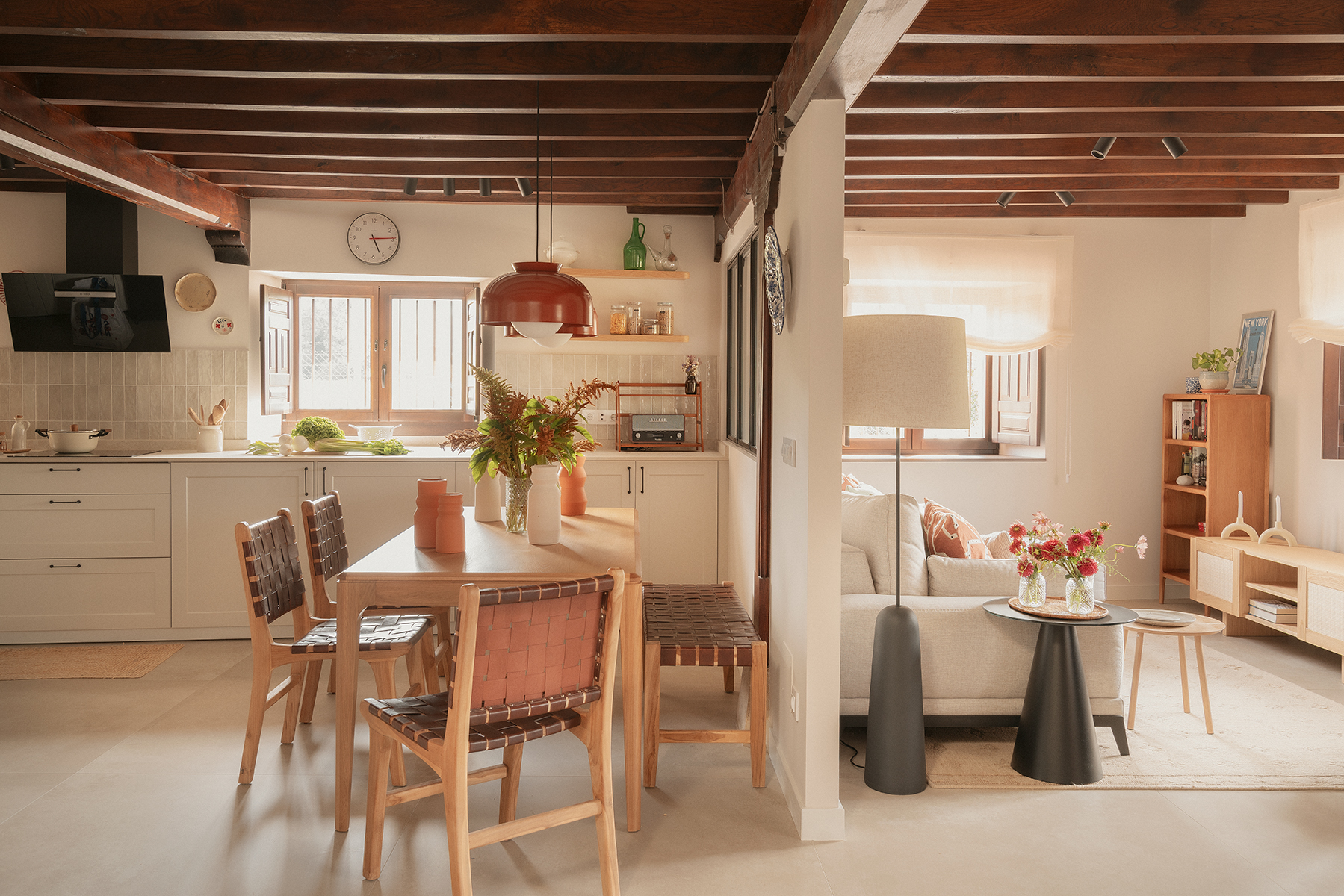 reforma e interiorismo casa de pueblo antigua en Cantabria vista salon cocina abierta